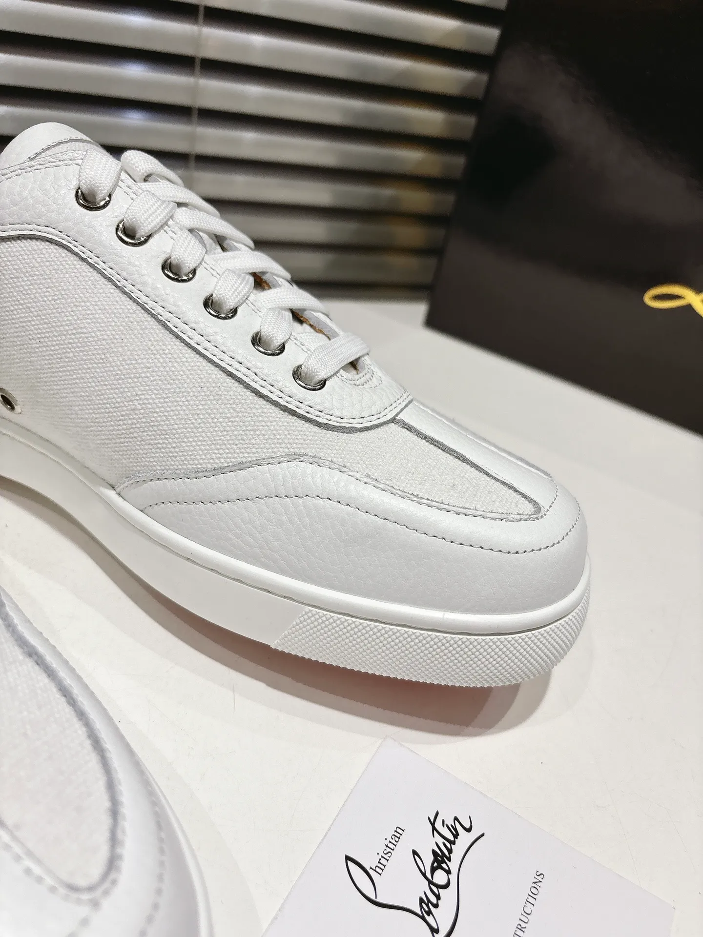 👟👟Ex-factory price 680👟👟 ╔Low top logo sports shoes╗ ·Top version customization·2025𝐬𝐬 𝑪𝒉𝒓𝒊𝒔𝒕𝒊𝒂𝒏 𝑳𝒐𝒖𝒃𝒐𝒖𝒕𝒊𝒏 Retero flat sneakers are smooth and crafted in white grained calfskin and canvas. It is decorated with a stylish side strap with the iconic Maison Christian Louboutin logo, contrasting with Cuoio brown leather for an effortlessly stylish look. This modern sneaker combines a retro '70s look with modern sophistication, featuring a flexible construction. ▪️No matter the last type, fabric, rhinestones, nails, lining, outsole, it is as close as possible to ZP... ▪️The original sole is specially provided by the original factory ▪️The lining is imported water-dyed cowhide ▪️Private customization time is about 3-7 days —————— Size: Women's 35M-41M Men's 38M-47M